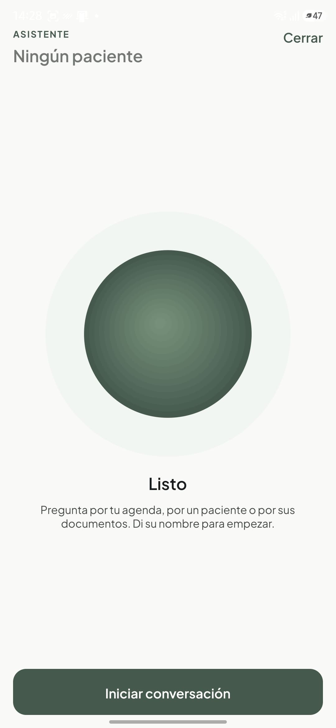 El asistente de voz de Mindeva en la app: el orbe en reposo, con el estado «Listo» y la indicación «Pregunta por tu agenda, por un paciente o por sus documentos. Di su nombre para empezar.»