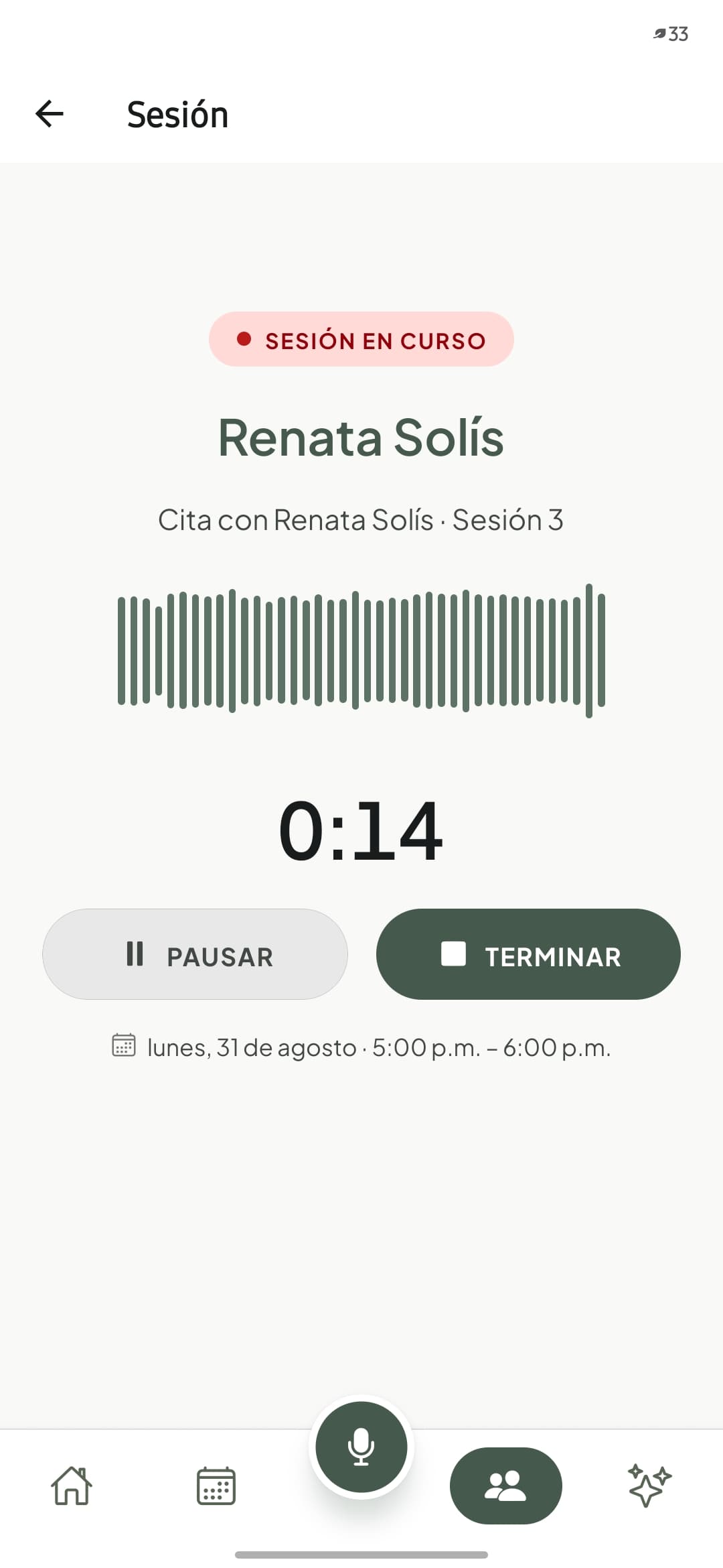 Una sesión grabándose en la app de Mindeva: la etiqueta «Sesión en curso», el nombre Renata Solís, la forma de onda del audio en vivo, el cronómetro en 0:14 y los botones Pausar y Terminar.